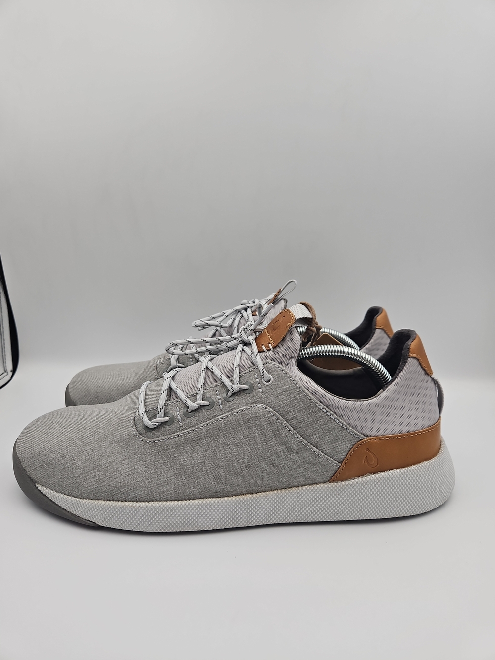 OluKai Men's Grey and Tan Low-Top Sneakers